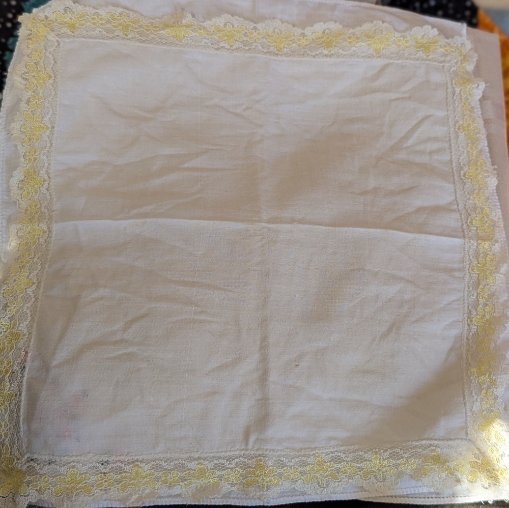 5 Hankies With Lace Edging - Picture 3 of 5